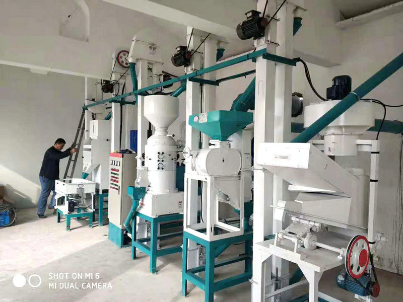 遼寧朝陽18噸小米成套加工設(shè)備安裝完畢