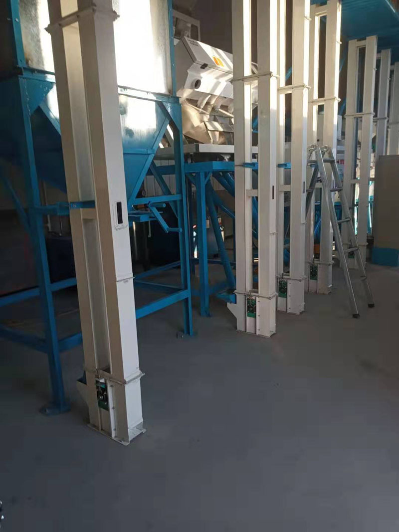 河北張家口市萬全縣20噸小米成套加工設(shè)備安裝調(diào)試完畢