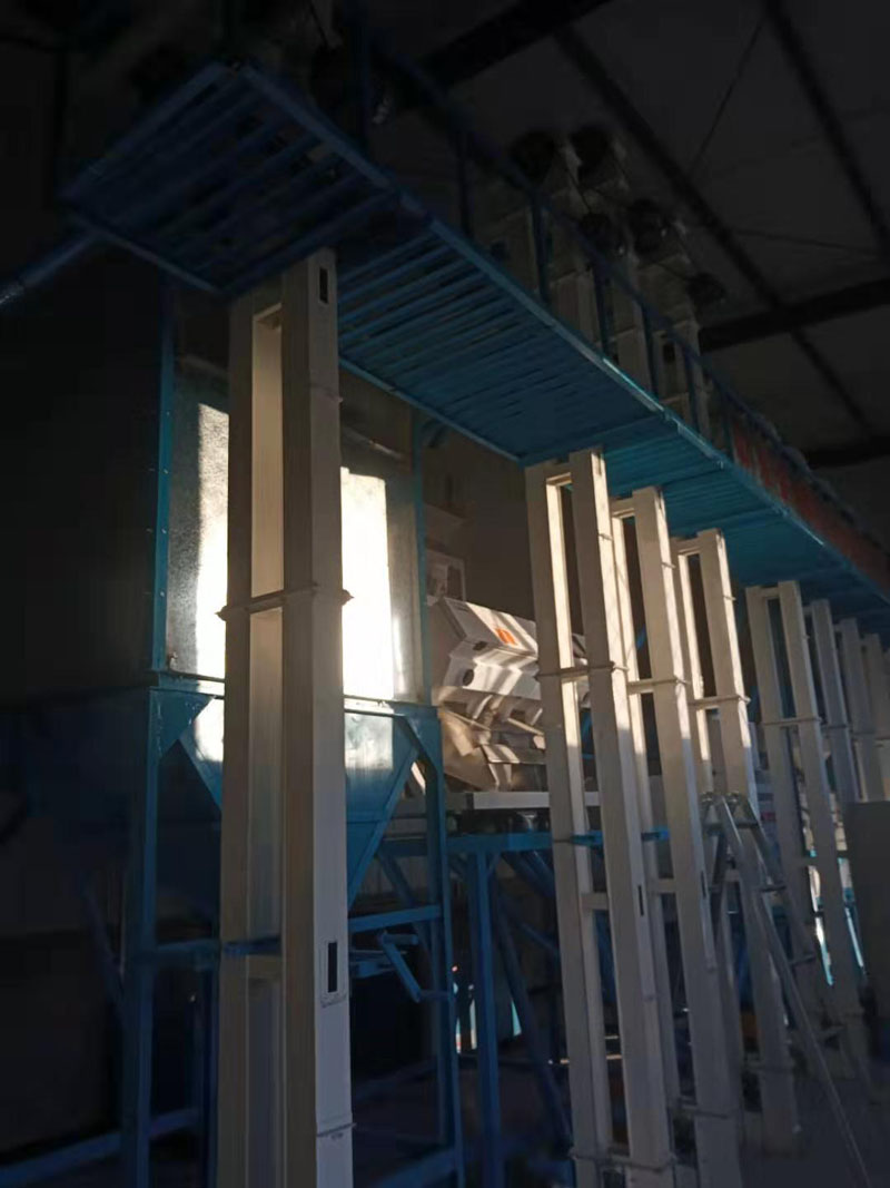 河北張家口市萬全縣20噸小米成套加工設(shè)備安裝調(diào)試完畢