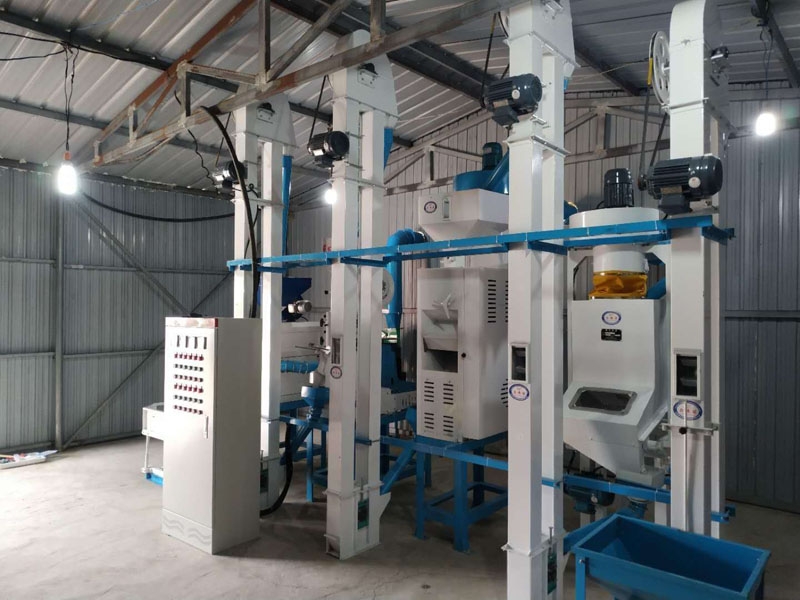 NZJ10型小米成套加工設(shè)備安裝調(diào)試完畢。河北人張家口蔚縣宋家莊鄉(xiāng)宋家莊村